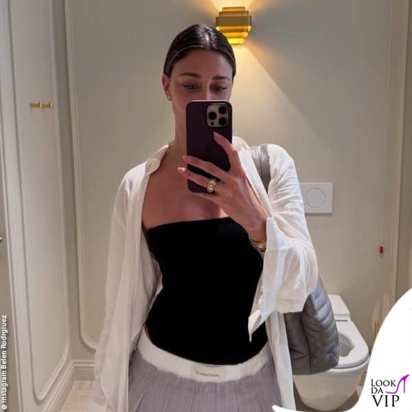 selfie allo specchio per Belen, che porta sulle spalle una borsa Saint Laurent 