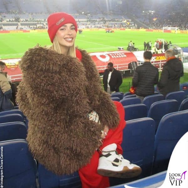 allo stadio con cappellino Chanel, borsa Louis Vuitton e sneakers Jordan 