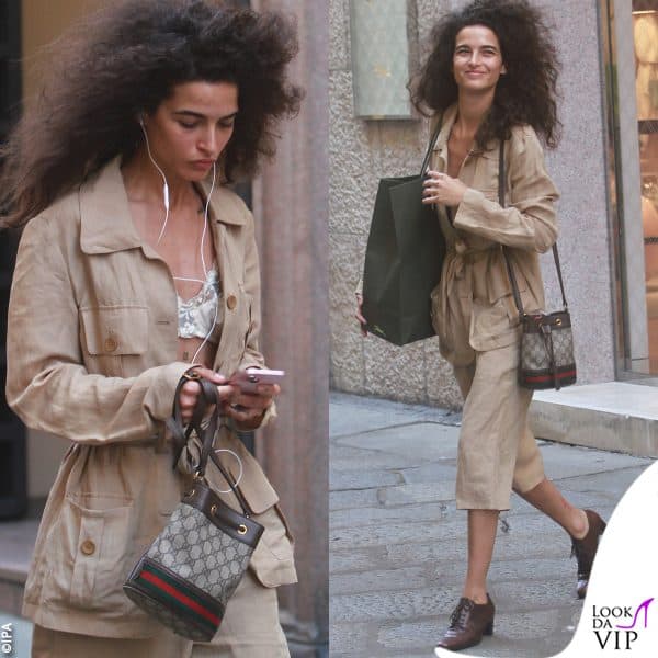 completo in lino per la modella, che completa il look con un mini secchiello Gucci 