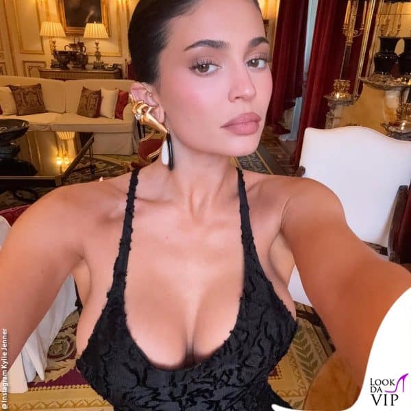 prima del red carpet, l'influencer si è scattata dei selfie in hotel nell'abito Schiaparelli 