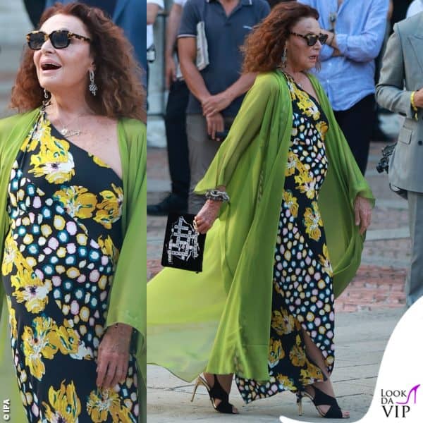 Diane von Furstenberg con un abito del suo brand e una clutch Apparel 
