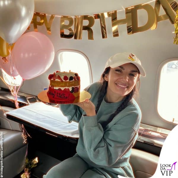 Elettra Lamborghini festeggia il compleanno in aereo 