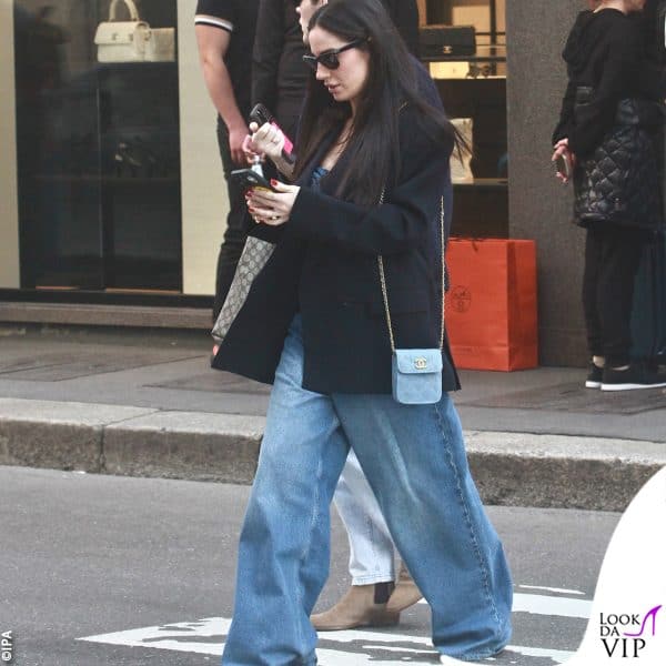 blazer over, jeans baggy e mini bag Chanel per l'influencer, incinta di una bambina 