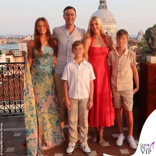 la famiglia in posa al tramonto 