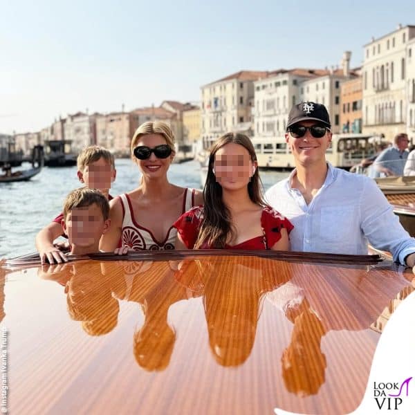 la famiglia in posa sul taxi boat