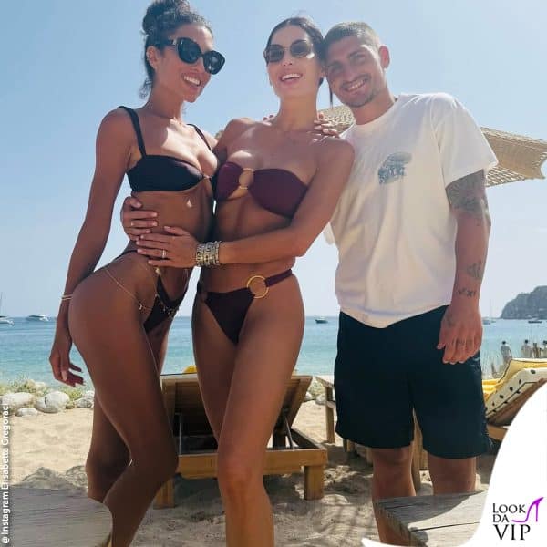 in spiaggia c'è anche Elisabetta Gregoraci 