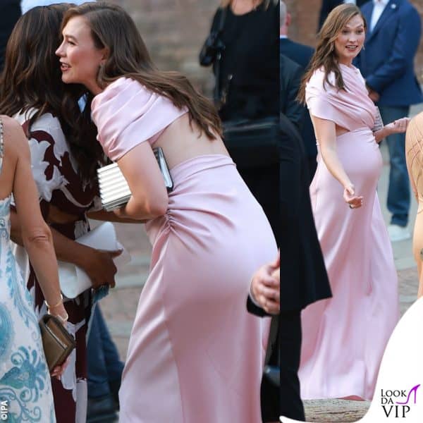 Karlie Kloss in rosa: la top è in attesa del terzo figlio 