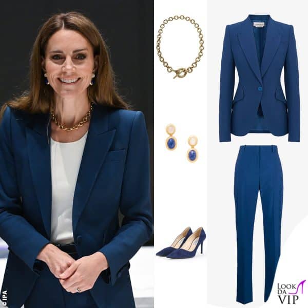 Kate Middleton ha indossato un tailleur blu Alexander McQueen, scarpe col tacco Prada, una  colllana Laura Lombardi e orecchini Carousel Jewels