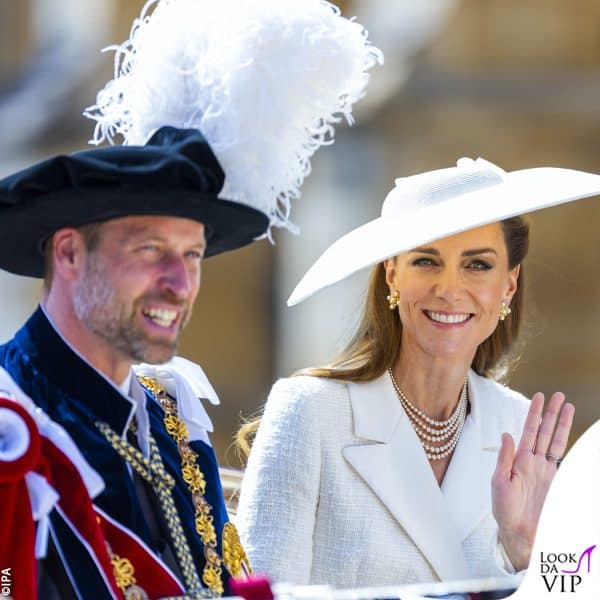 Kate Middleton saluta la folla 