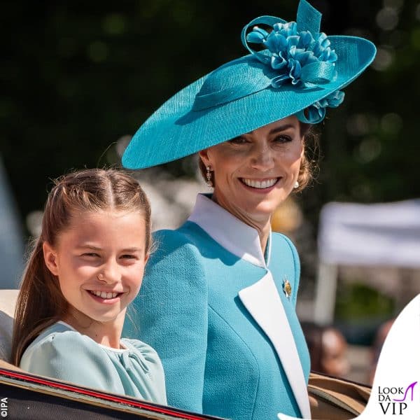 Kate Middleton e la principessa Charlotte in carrozza con il look abbinato al Trooping the Colour