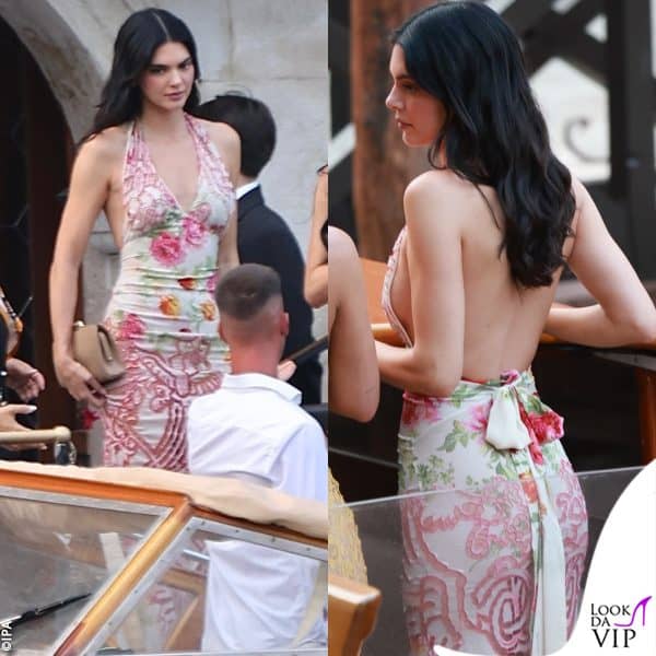 Kendall Jenner ha optato per un abito Roberto Cavalli della collezione primavera-estate 2002 