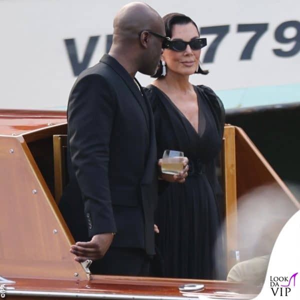 Kris Jenner in nero, con il compagno Corey Gamble 