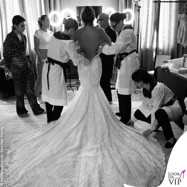 Il momento della vestizione della sposa: Lauren è attorniata da un team che la assiste