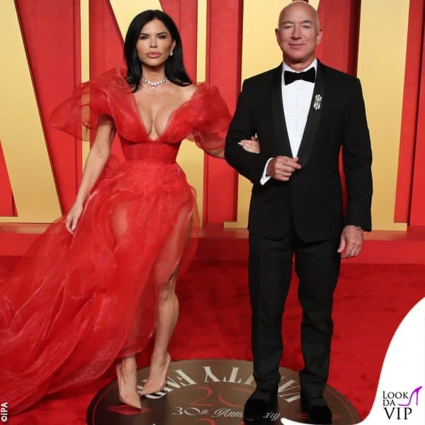 nel tulle rosso Lever Couture al Vanity Fair Oscar Party 2024
