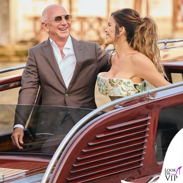 Lauren in barca con Jeff Bezos: lui indossa un completo senza cravatta 