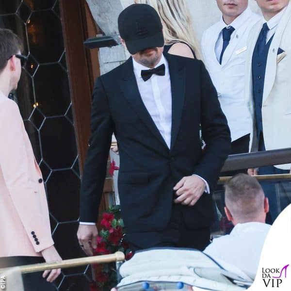 il look di Leonardo DiCaprio, che non rinuncia al cappellino 