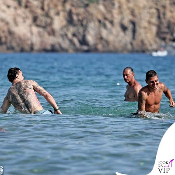 i due iniziano a giocare tra le onde 