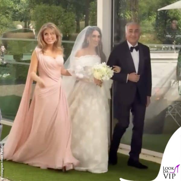 Iman Pahlavi verso l'altare con papà Reza Pahlavi e mamma Yasmine 