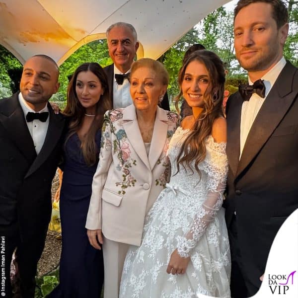 in posa con la famiglia, ci sono anche Farah Diba e Reza Pahlavi 