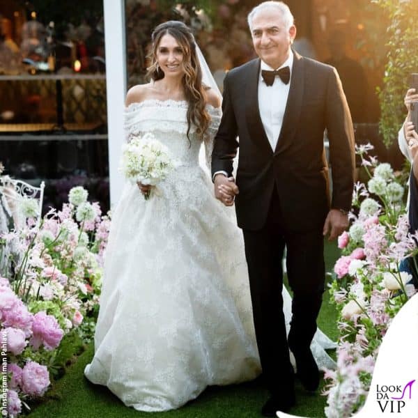 padre e figlia felici e mano nella mano 