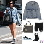 Melissa Satta con il look sportivo per la passeggiata in centro a Milano