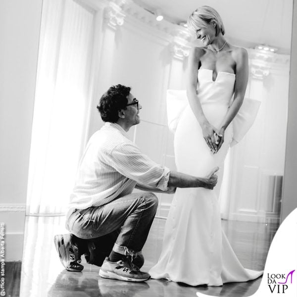 durante il fitting con Lorenzo Serafini, direttore creativo di Alberta Ferretti 