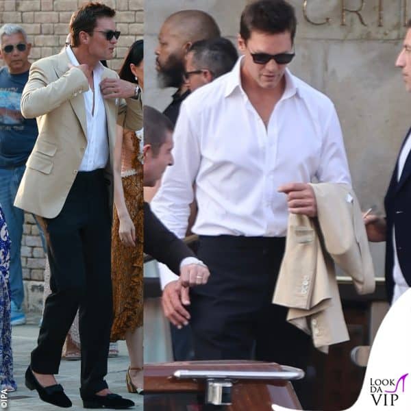 giacca beige, pantaloni neri e mocassini con fiocco per Tom Brady 