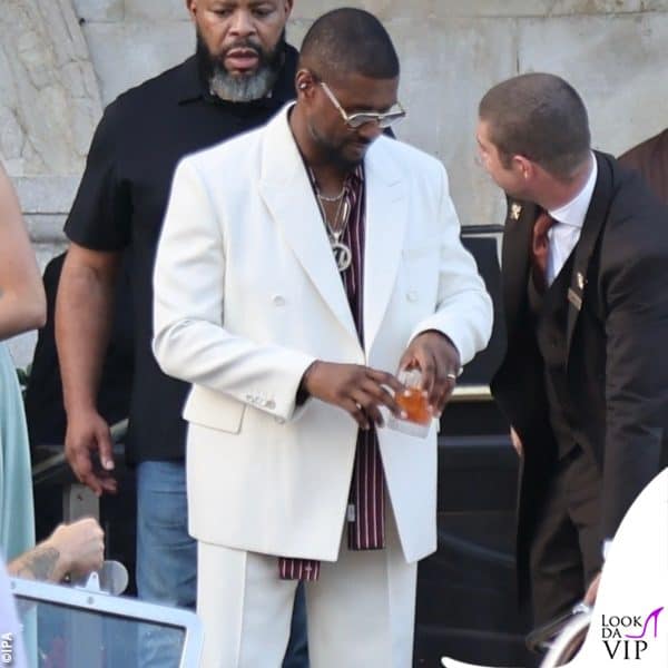 Usher in bianco con la camicia a righe bordeaux 