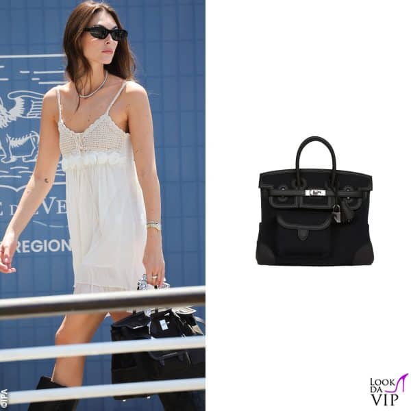 Vittoria lascia Venezia con un minidress bianco e una borsa "Birkin Cargo" di Hermès 