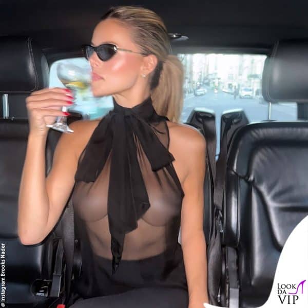 in macchina beve champagne 