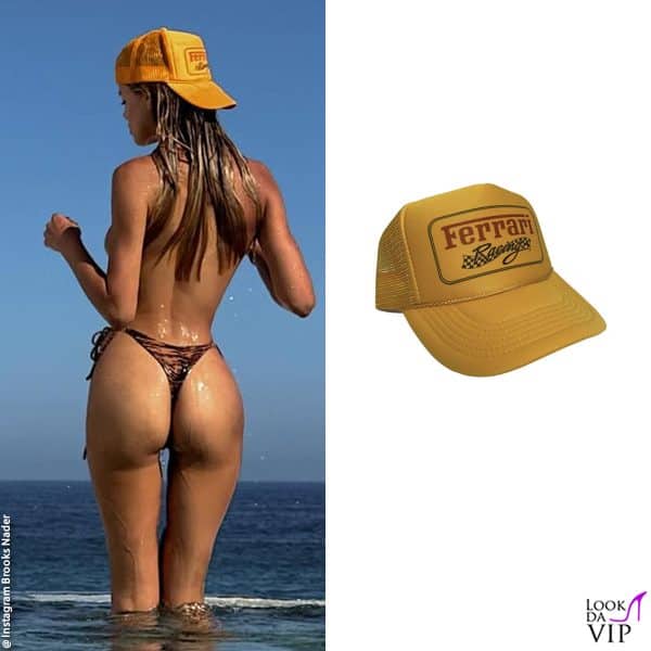 bollente di spalle, con un cappellino Ferrari 