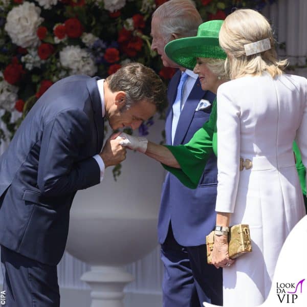 il baciamano di Macron per Camilla 
