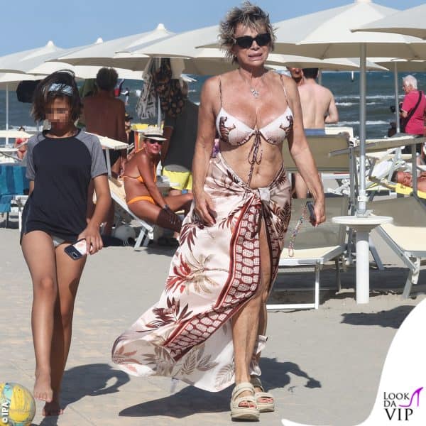 In spiaggia col pareo in vita