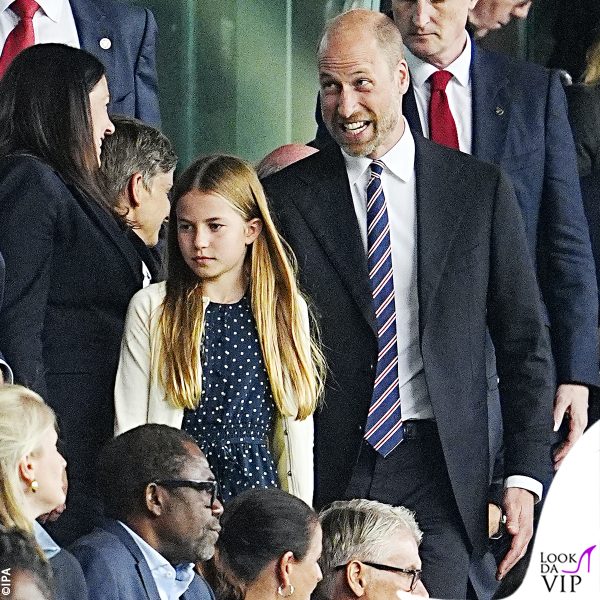 Charlotte e William raggiungono il loro posto in tribuna 