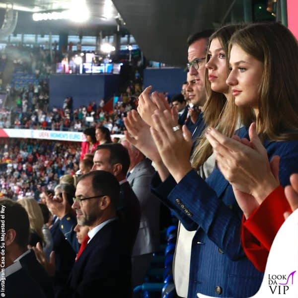 Leonor e Sofia di Spagna fanno il tifo 
