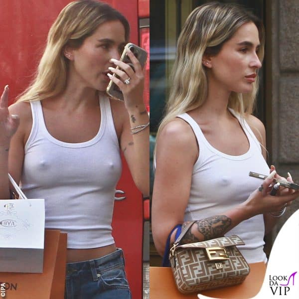 look casual per l'influencer, che tiene in mano i sacchetti dello shopping 