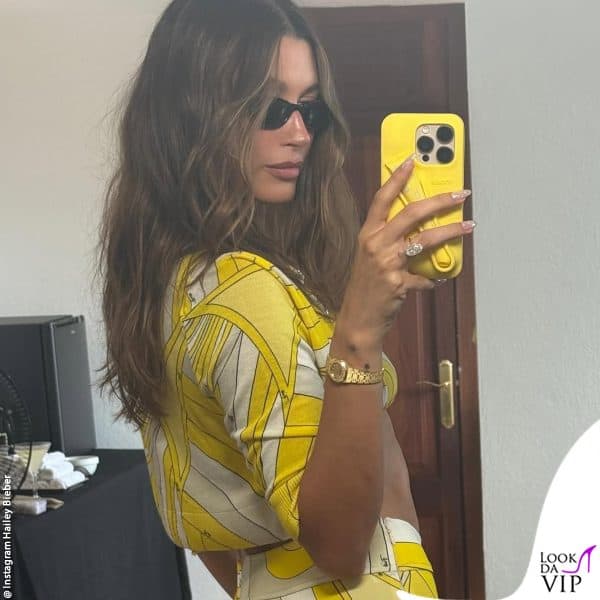 Hailey Bieber è pronta per una giornata... in giallo 