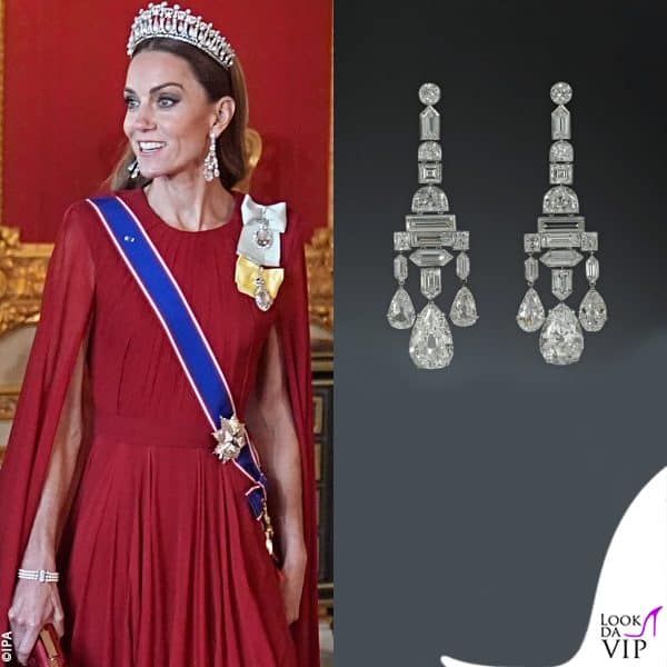 con i "Greville Diamond Chandelier Earrings" di Cartier alle orecchie 
