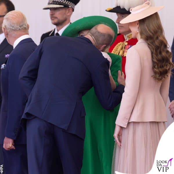 il principe William bacia la regina Camilla 