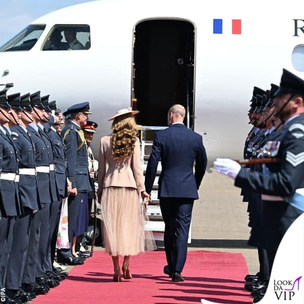 i principi del Galles si dirigono verso l'aereo presidenziale 