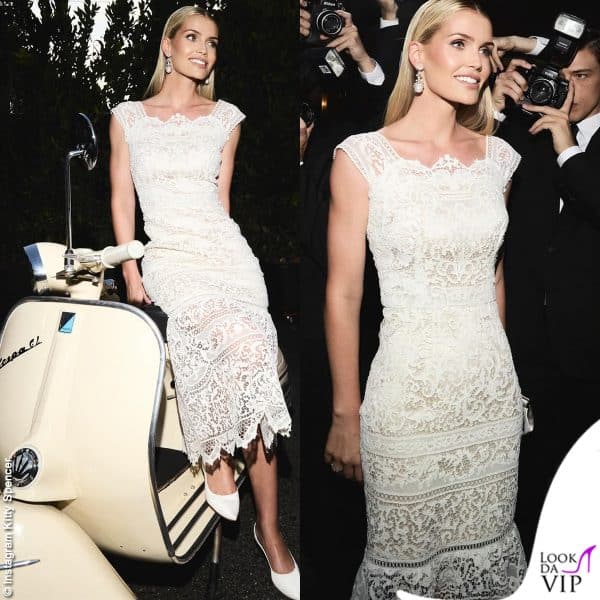 Kitty Spencer seduta sulla Vespa