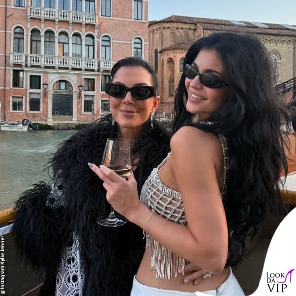in barca con mamma Kris Jenner: le due sono dirette al pigiama party "Dolce notte" 