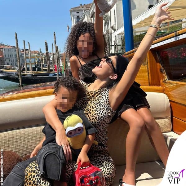 Kylie con i figli Stormi e Aire 