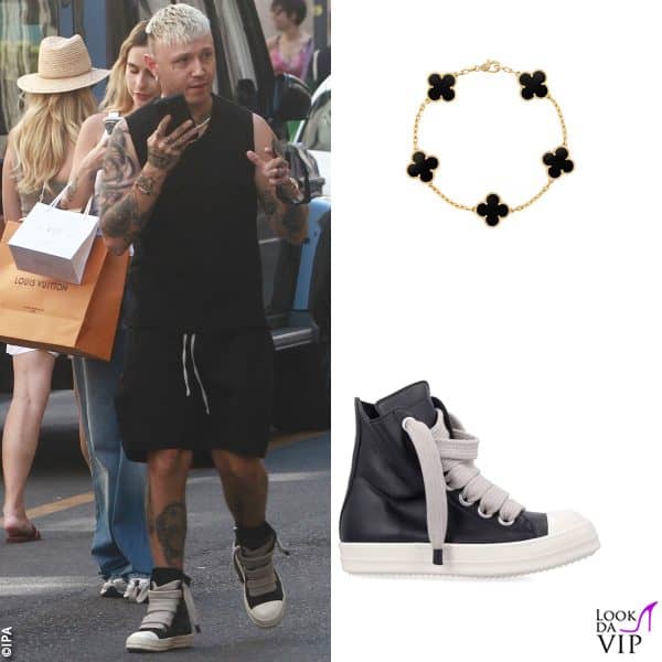 Lazza con un bracciale Van Cleef & Arpels e sneakers Rick Owens 