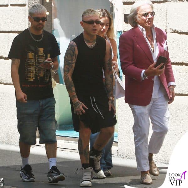 passeggiata tra le boutique in compagnia di alcuni amici 