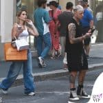 lazza e greta orsingher fanno shopping di lusso in centro a milano