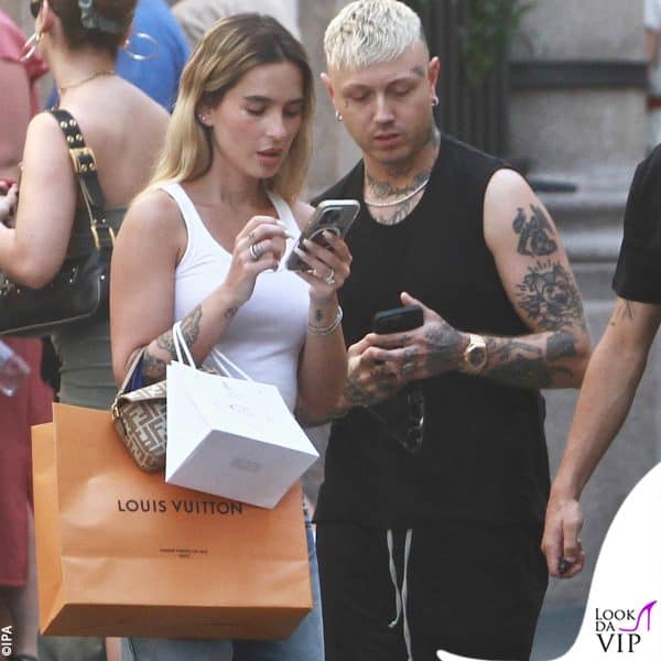 Greta controlla il telefono 