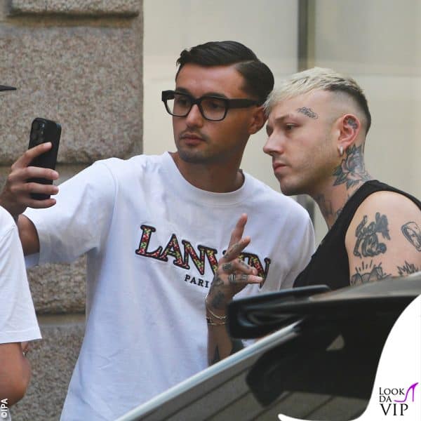 selfie con i fan per Lazza 