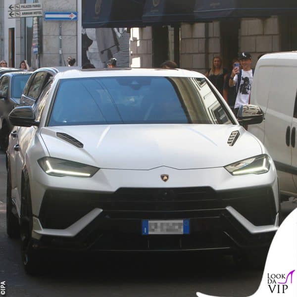 Lazza e Greta Orsingher arrivano in centro a Milano a bordo del suv Lamborghini 