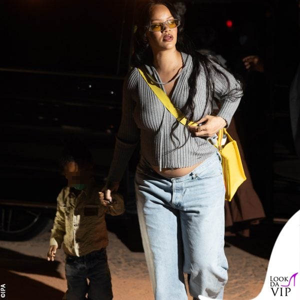 Rihanna a Parigi verso il ristorante Cesar (borsa Dior) 
